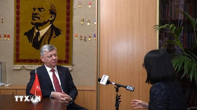 Dmitry Georgievich Novikov, député à la Douma d'État de la Fédération de Russie et premier vice-président du Comité central du Parti communiste de la Fédération de Russie (KPRF), répond à une interview de la VNA. Photo: VNA
