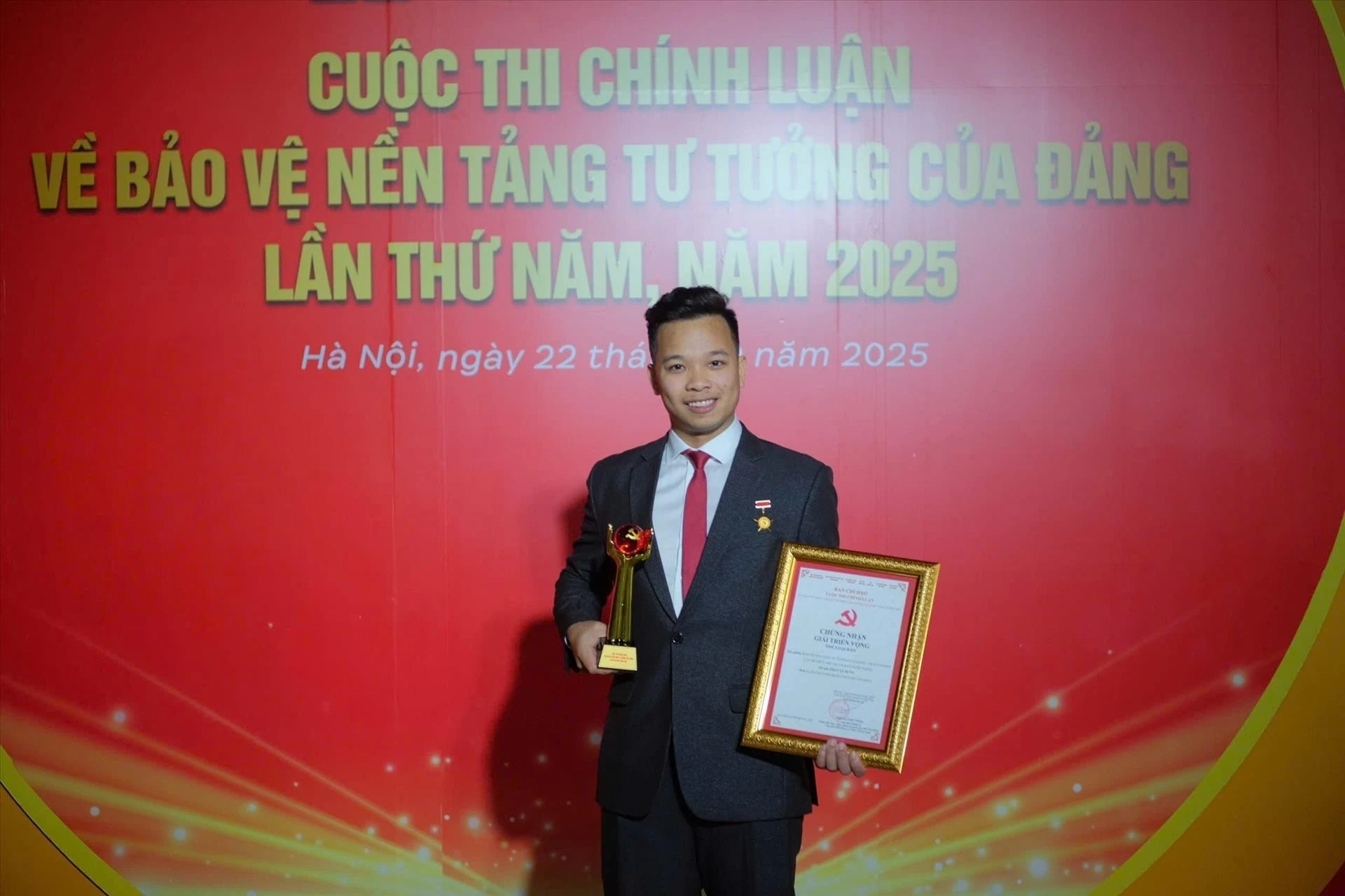 Le professeur associé Dr. Tran Le Hung, enseignant à l’École des ingénieurs de la ville de Paris (EIVP), remporte le prix de l'espoir lors du concours d'écriture pour protéger le fondement idéologique du Parti 2025. Photo: VNA
