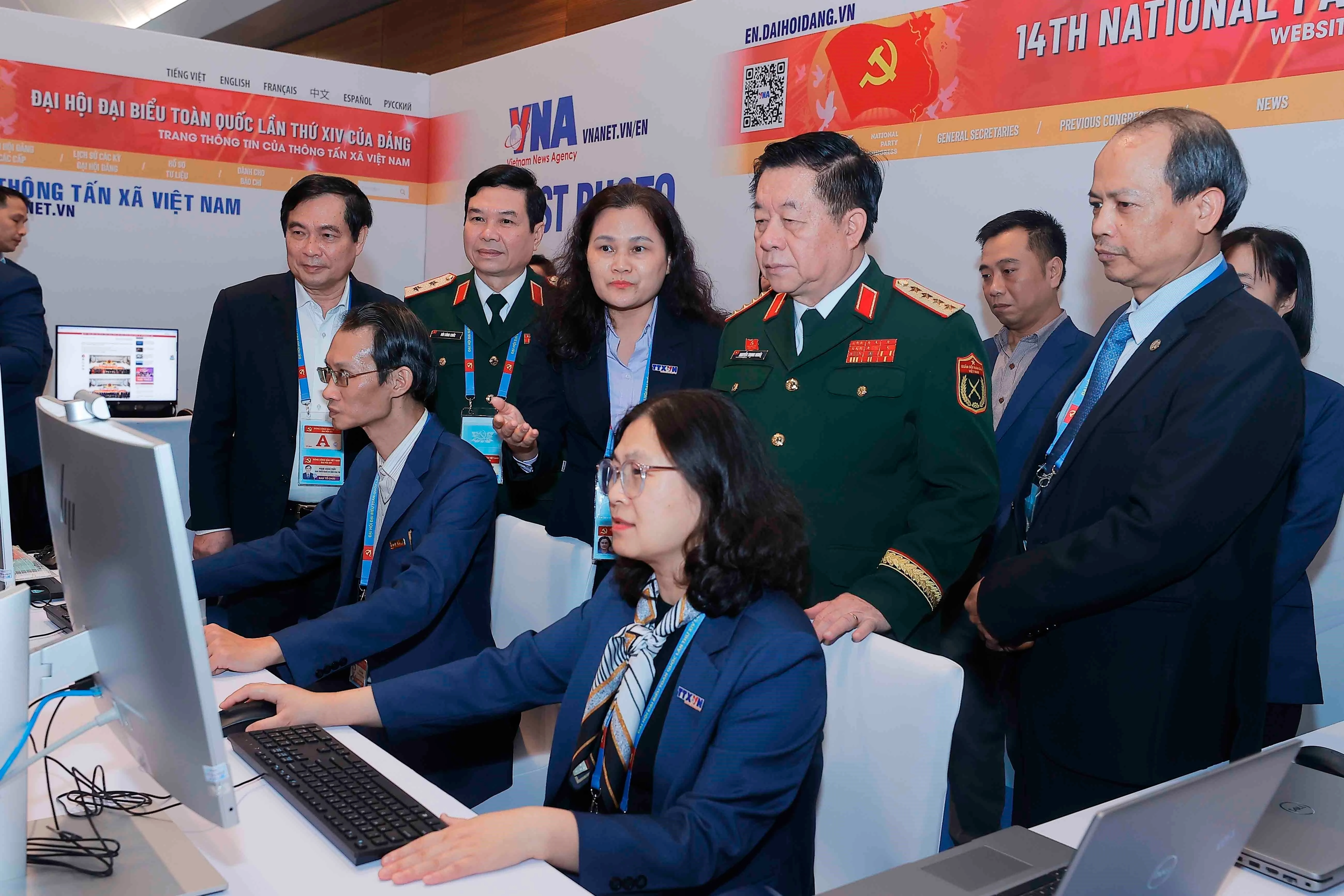 Le général Nguyen Trong Nghia visite la zone de travail de l'Agence vietnamienne d'information au Centre de presse du 14e Congrès national du Parti. Photo : VNA