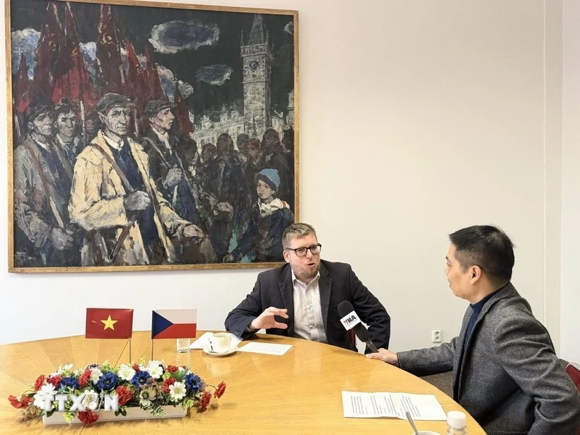 Milan Krajca, président du Mouvement pour la paix tchèque et membre du Parti communiste de Bohême et de Moravie, répond à une interview de l’Agence vietnamienne d’Information. Photo: VNA
