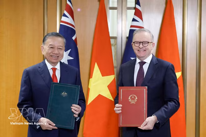 Le secrétaire général du Comité central du Parti communiste du Vietnam et président de la République To Lam (gauche) et le Premier ministre australien Anthony Albanese remettent la Déclaration conjointe sur l'approfondissement du partenariat stratégique intégral Vietnam-Australie. Photo : VNA