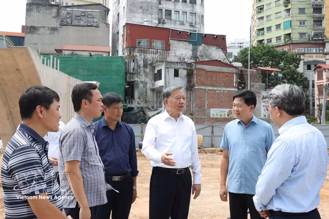 Le secrétaire général du Parti et président de la République, To Lam, sur le chantier du tronçon Hoang Cau - Voi Phuc de la rocade 1. Photo : VNA