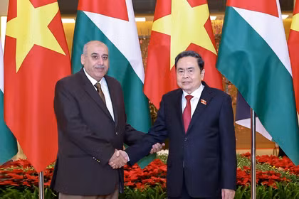 Le président de la Chambre basse de Jordanie, Mazen Turki El Qadi, et le plus haut législateur vietnamien, Tran Thanh Man. Photo: VNA