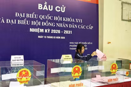 Des étudiants déposent leur bulletin de vote pour élire les députés de la 16ᵉ législature de l’Assemblée nationale du Vietnam et les membres des conseils populaires à tous les niveaux pour le mandat 2026-2031. Photo: VNA
