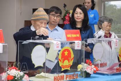 Nguyen Trong Khien, 100 ans, vote au bureau de vote n°16, dans le groupe résidentiel n°40, quartier de Yen Hoa. Photo: VNA