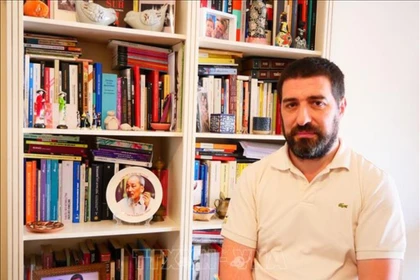 Le journaliste Gastón Fiorda de Radio Nacional Argentina. Photo: VNA