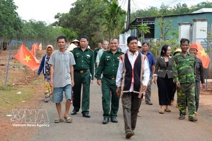 A la province de Gia Lai, les patriarches sont mobilisés pour les élections en zones frontalières. Ces figures locales contribuent activement à la diffusion des informations sur les élections et encouragent les habitants à participer pleinement au scrutin. Photo: VNA