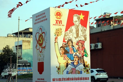 L'emblème officiel des élections déployé sur les axes routiers du quartier de Ha Lam, province de Quang Ninh. Photo: VNA