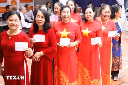 Des électrices du quartier de Hoa Lu, province de Ninh Binh (Nord). Photo: VNA 