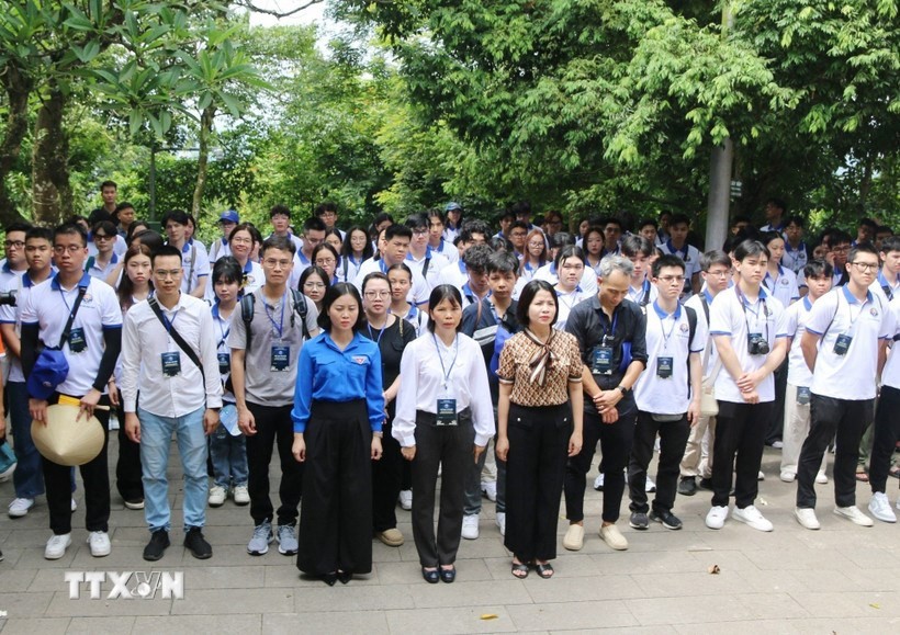 Une délégation de jeunes Vietnamiens à l'étranger offre de l'encens en hommage aux rois Hùng au site historique national du temple des rois Hùng, à Viet Tri, dans la province de Phu Tho. (Photo : VNA)