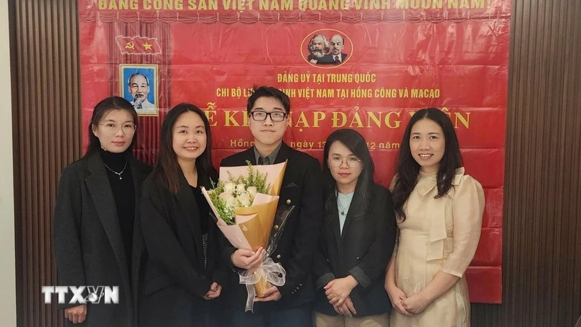 Des jeunes intellectuels vietnamiens à l’étranger confiants à l’approche du 14e Congrès du PCV. Photo: VNA