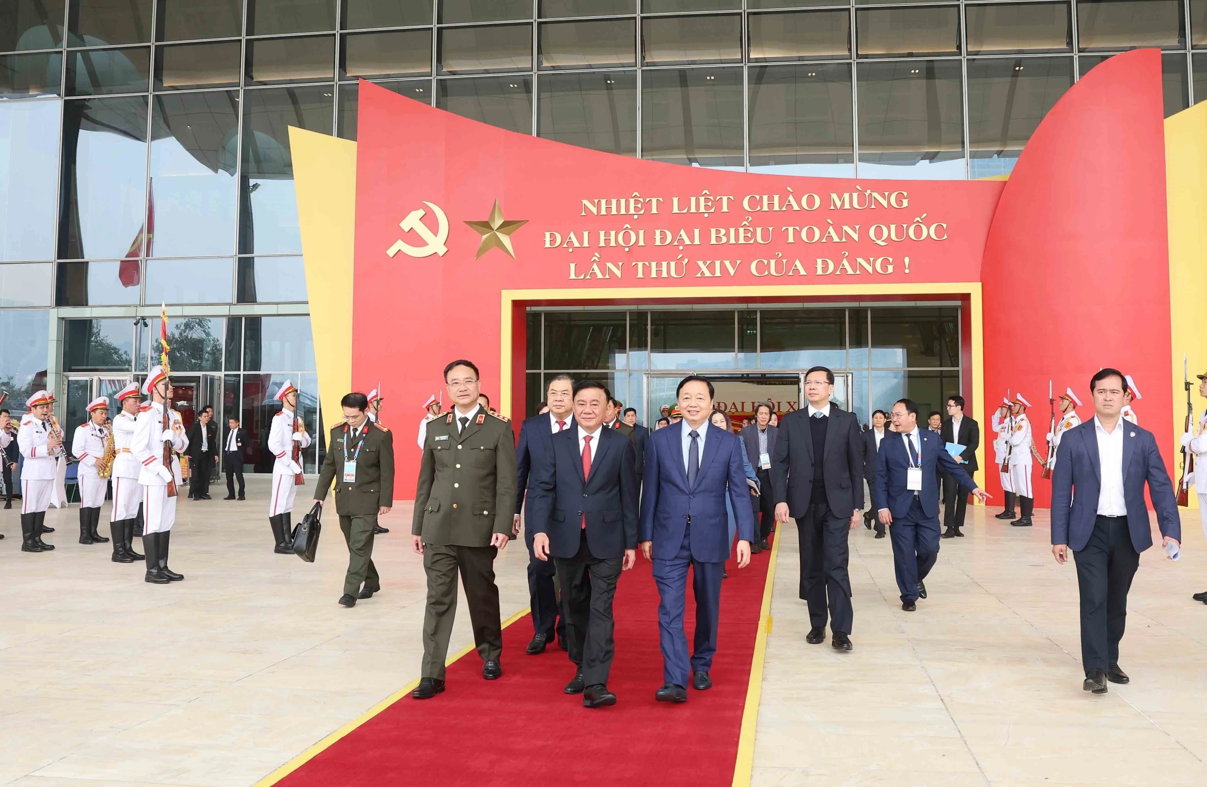 Tran Cam Tu, membre du Bureau politique, permanent du Secrétariat et chef du sous-comité chargé du service du 14ᵉ Congrès national du Parti, préside la répétition générale des travaux d’organisation et de service du Congrès. Photo: VNA