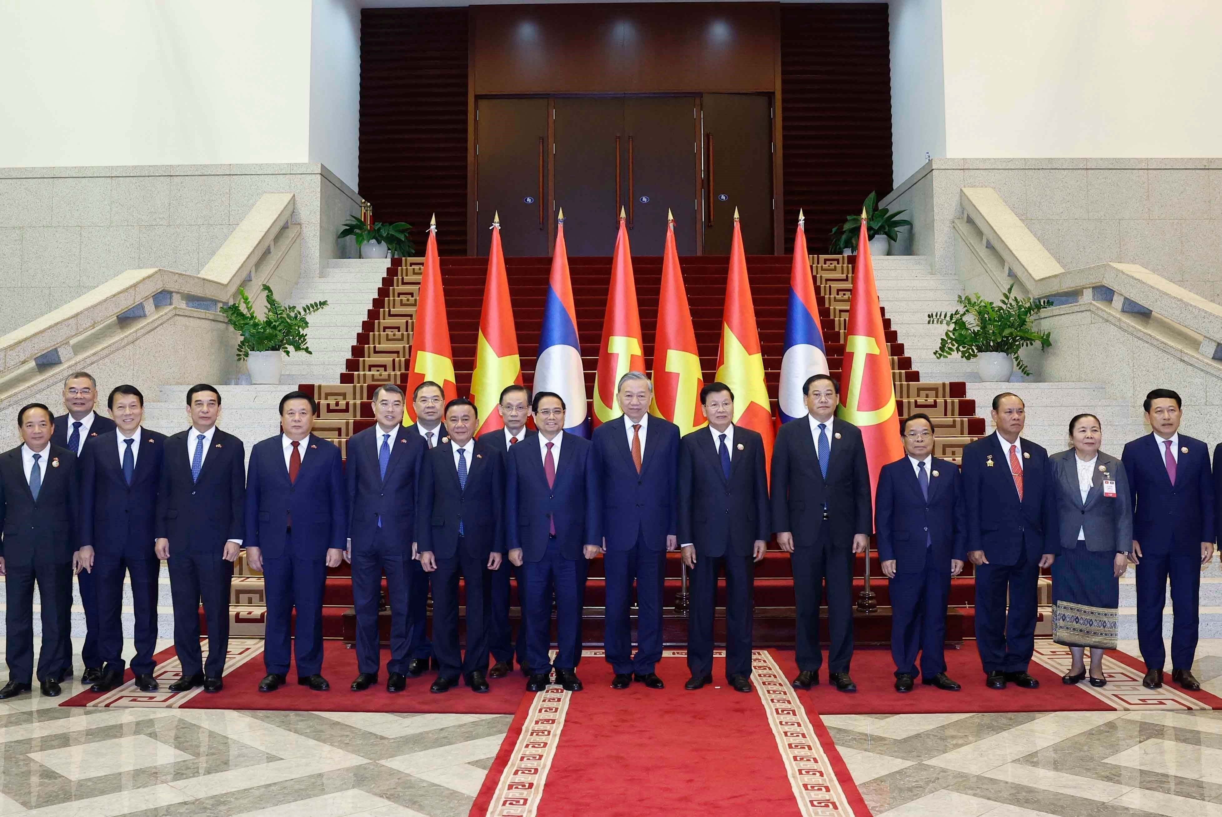 Les dirigeants des Partis et du gouvernements du Vietnam et du Laos. Photo: VNA