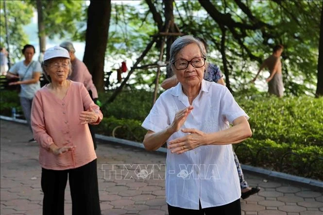 Selon l’OMS, le nombre de personnes âgées dans le monde doublera d’ici 2050. Au Vietnam, les estimations indiquent que 25 % de la population aura plus de 60 ans à cette échéance. VNA