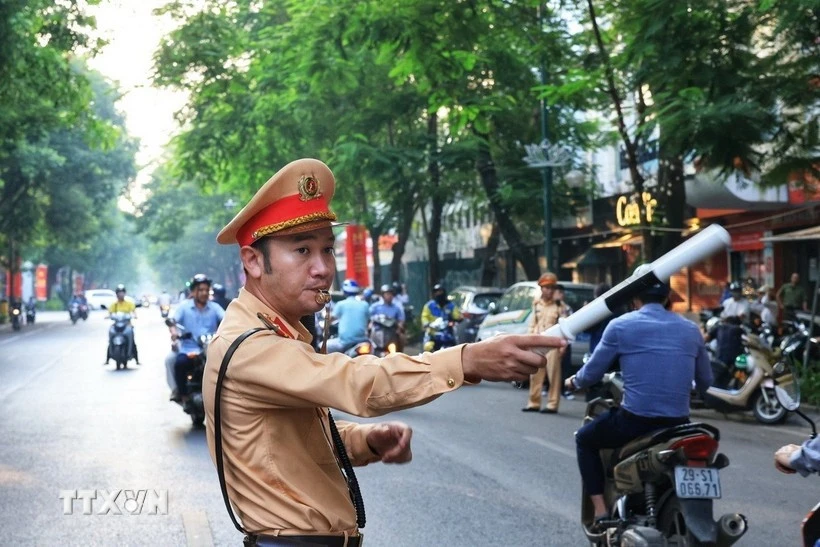 La Police municipale de Hanoï mène un plan de régulation et de réorganisation de la circulation sur de nombreux axes stratégiques de la capitale. Photo: VNA