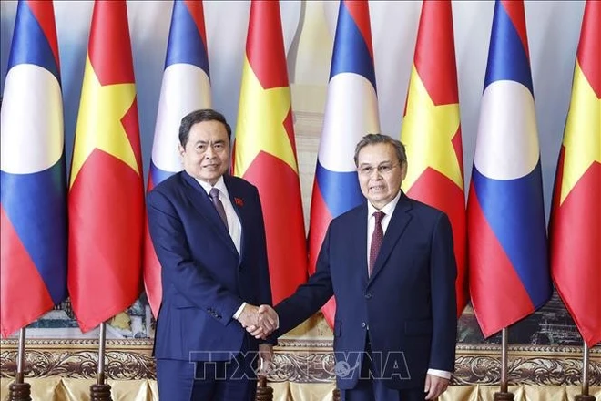 Le président de l’AN Tran Thanh Man (à gauche) et son homologue lao Saysomphone Phomvihane. Photo: VNA