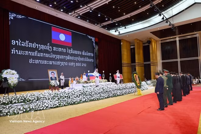 Le président de l’Assemblée nationale vietnamienne Tran Thanh Man et une haute délégation vietnamienne rendent hommage à Vientiane au défunt président de l’Assemblée nationale lao Xaysomphone Phomvihane. Photo : VNA