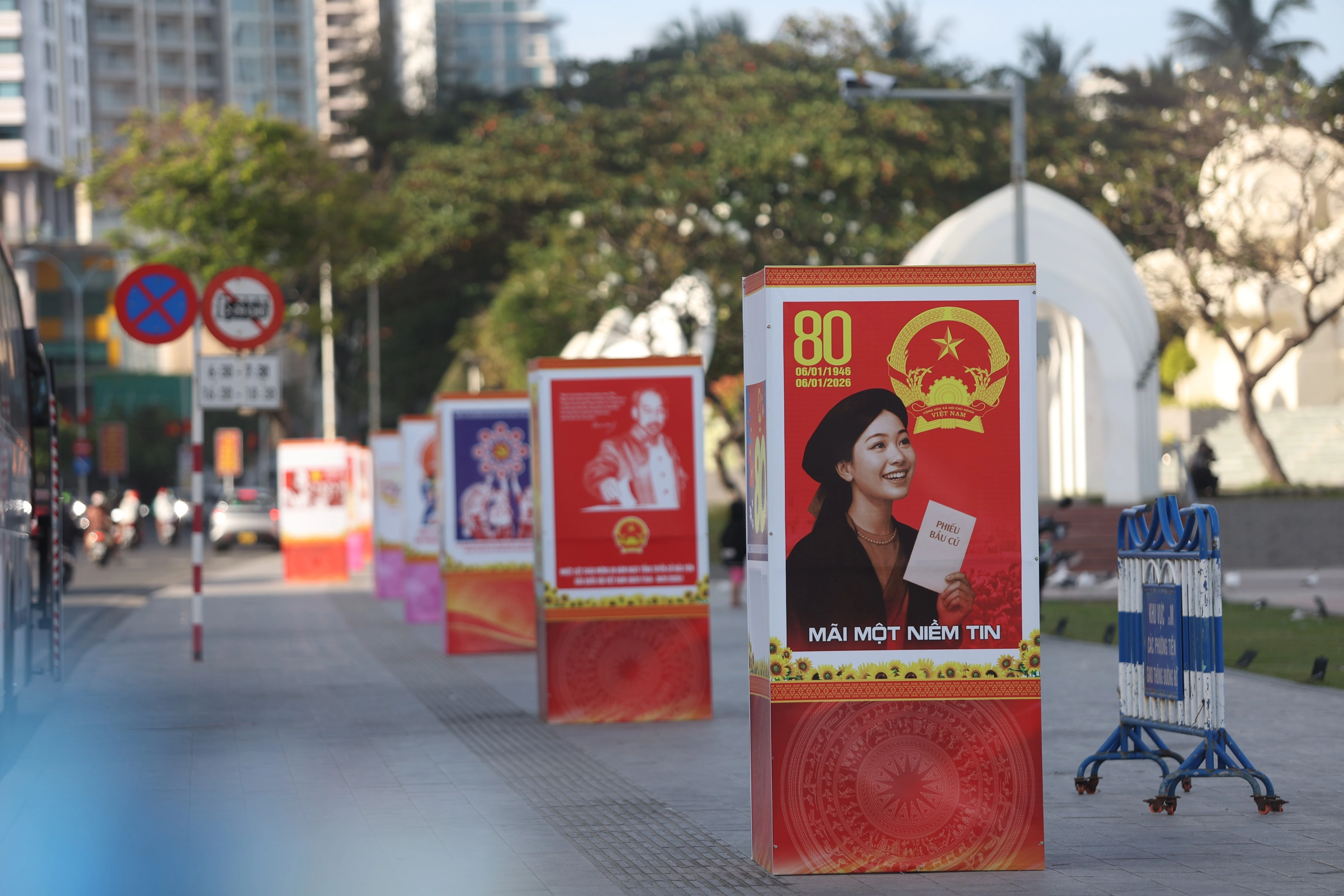 Une profusion de rouge pour célébrer le 14ᵉ Congrès du Parti