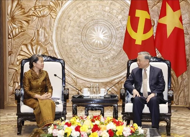 Le secrétaire général du Parti communiste du Vietnam, To Lam, et Men Sam An, vice-présidente du Parti du Peuple cambodgien. Photo: VNA