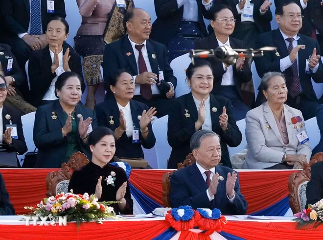 tong-bi-thu-to-lam-va-phu-nhan-du-le-ky-niem-50-nam-quoc-khanh-lao-8445078-2.jpg