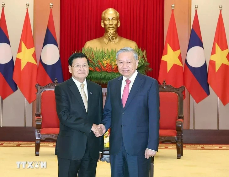 Le secrétaire général du Parti communiste du Vietnam, Tô Lâm (droite), et le secrétaire général du Comité central du Parti populaire révolutionnaire lao (PPRL) et président lao, Thongloun Sisoulith. Photo: VNA