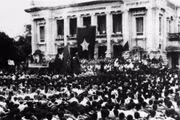 Meeting organisé par le Viêt Minh le 19 août 1945 devant l’Opéra de Hanoï, appelant à l’insurrection générale. Photo d’archives de la VNA