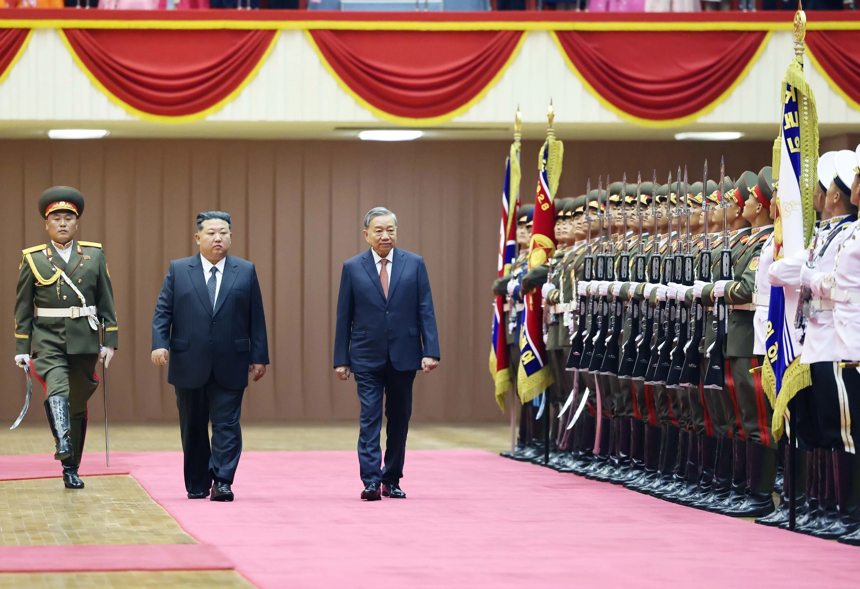 Le secrétaire général du PCV To Lam (droite) et le secrétaire général du Parti du travail de Corée et président de la Commission des affaires d’État de la RPDC Kim Jong Un passent en revue la garde d'honneur. Photo : VNA