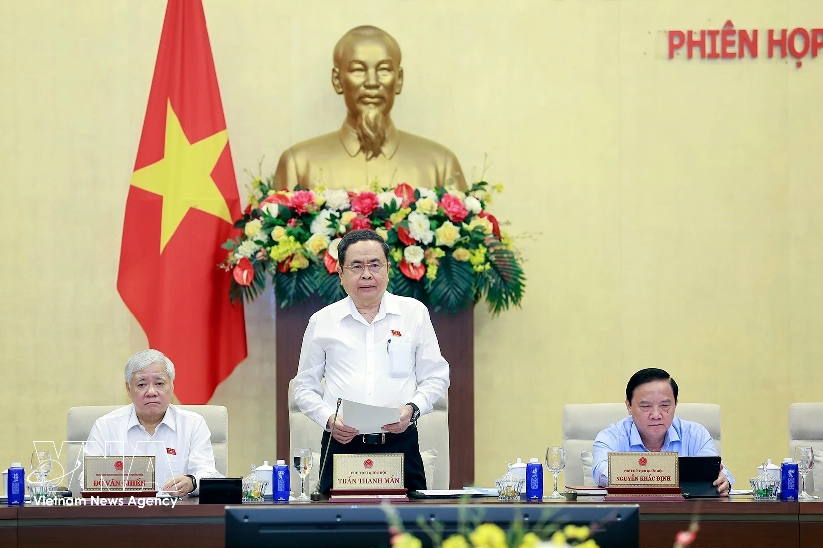Le Comité permanent de l’Assemblée nationale a ouvert, dans la matinée du 11 mai à Hanoï, sa deuxième session, sous la présidence du président de l’Assemblée nationale, Tran Thanh Man. Photo: VNA