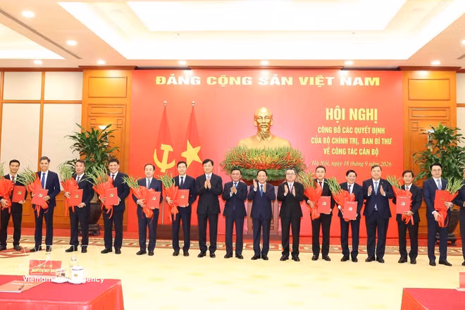 Le permanent du Secrétariat du Comité central du Parti, Trân Câm Tu, et les dirigeants du Parti et de l’État félicitent les cadres nouvellement chargés de leurs fonctions. Photo : VNA
