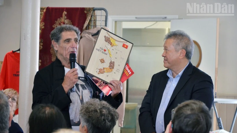 Gilbert Tenèze, président de la section Eure-et-Loir de l'Association d'amitié France-Vietnam. Photo: nhandan.vn