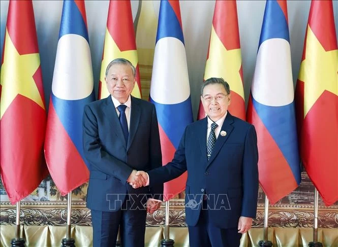 Le secrétaire général du PCV, Tô Lâm (gauche) et le président de l’Assemblée nationale du Laos, Saysomphone Phomvihane. Photo: VNA