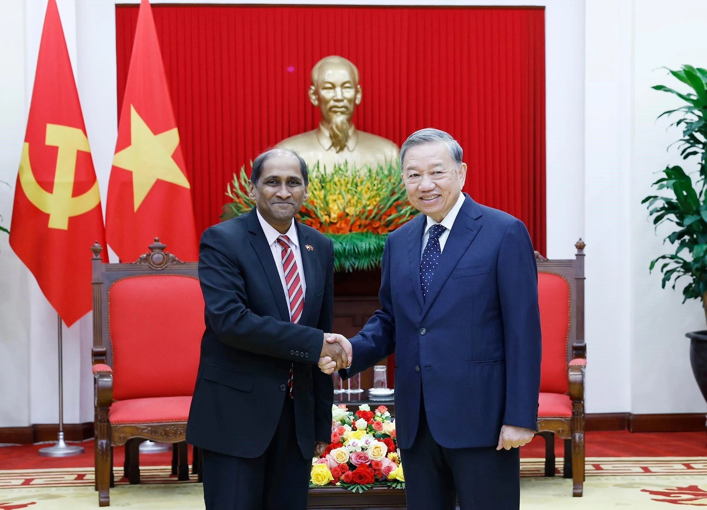 Le secrétaire général du Parti Tô Lâm (droite) reçoit l’ambassadeur de Singapour, Jaya Ratnam. Photo. VNA