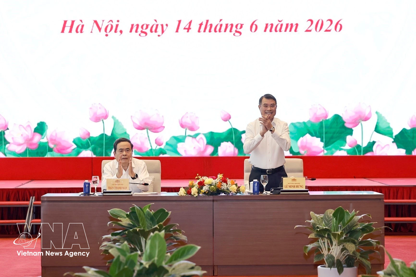 Le Premier ministre Le Minh Hung et le président de l’Assemblée nationale Tran Thanh Man ont coprésidé, le 14 juin à Hanoï, une rencontre avec les dirigeants des organes de presse à l’occasion du 101e anniversaire de la Journée de la presse révolutionnaire vietnamienne. Photo: VNA