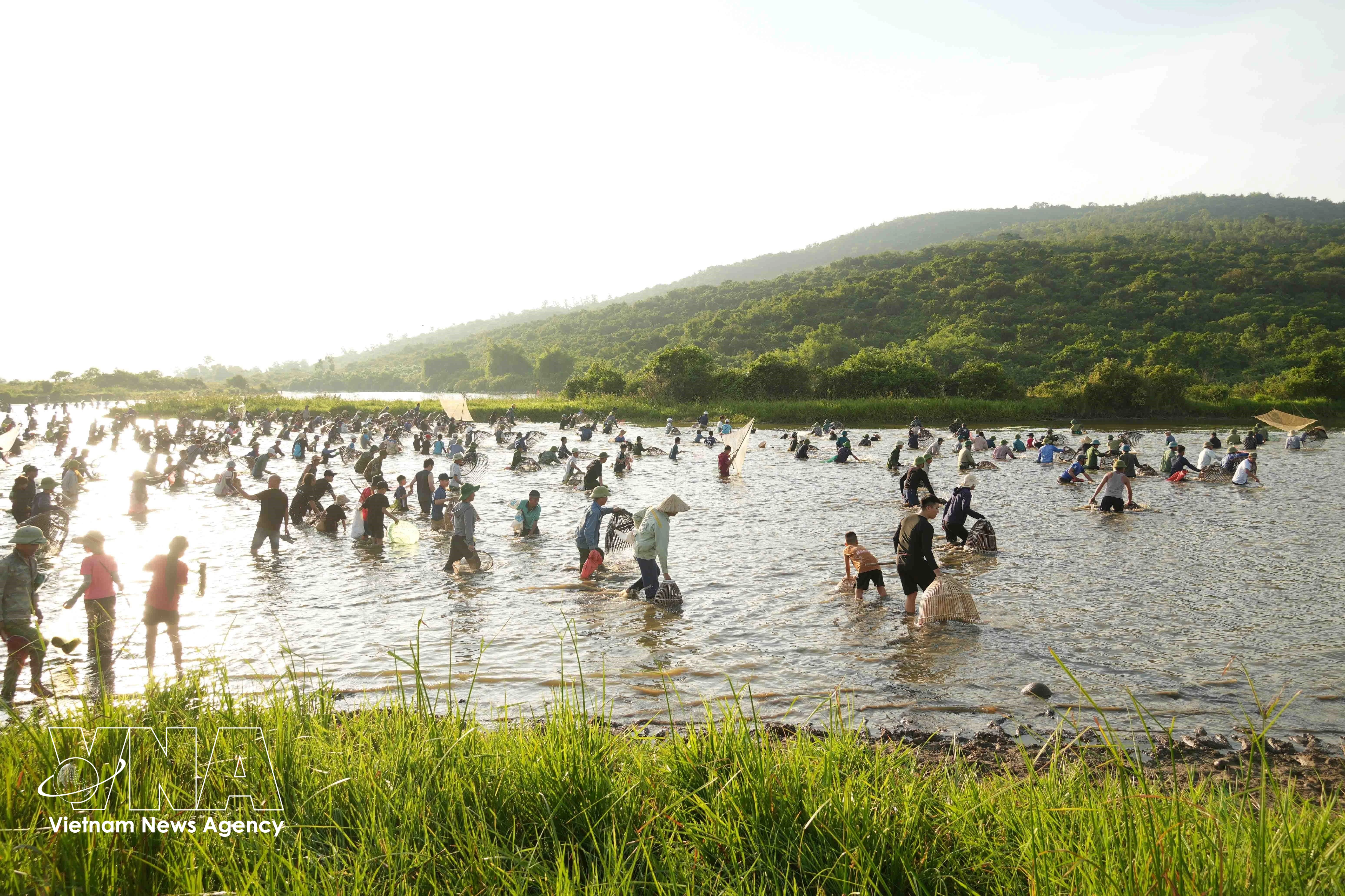Ha Tinh : liesse populaire au festival de pêche traditionnel de Vuc Rao