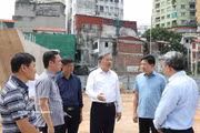 Le secrétaire général du Parti et président de la République, To Lam, sur le chantier du tronçon Hoang Cau - Voi Phuc de la rocade 1. Photo : VNA