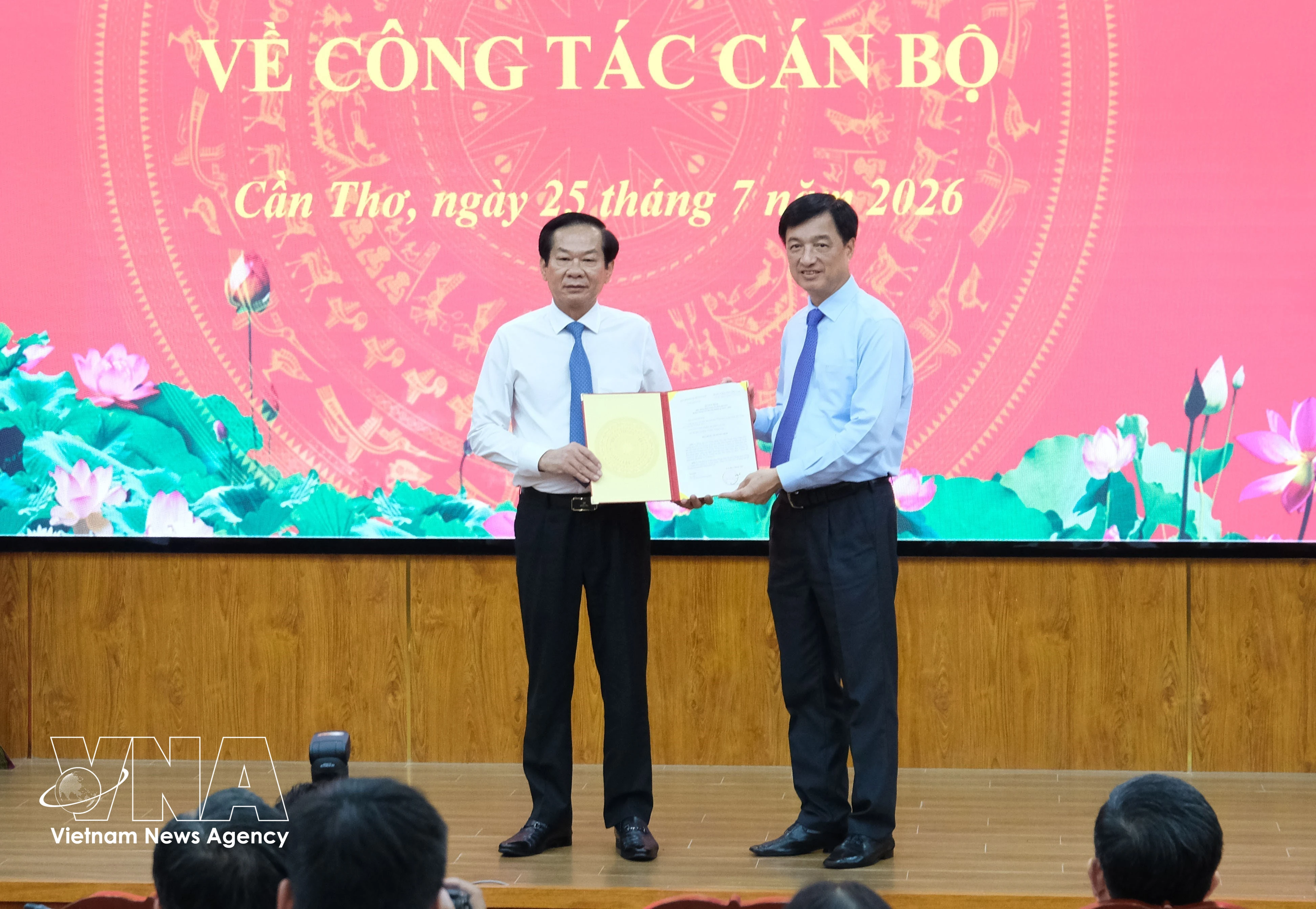 Nguyen Duy Ngoc, membre du Bureau politique, secrétaire du Comité central et chef de la Commission centrale d’organisation du Parti communiste du Vietnam (PCV) (droite), remet la décision du Bureau politique à Le Quang Tung, nouveau secrétaire du Comité provincial du Parti d’An Giang pour le mandat 2025-2030. Photo: VNA
