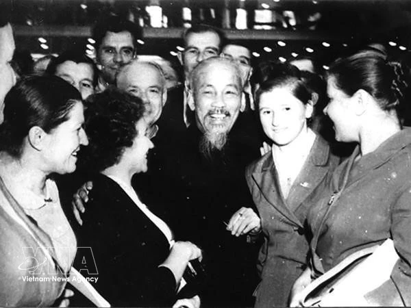 Le Président Hô Chi Minh et des délégués soviétiques et internationaux au 22e Congrès du Parti communiste de l'Union soviétique, en octobre 1961 à Moscou. Photo : Archives/VNA