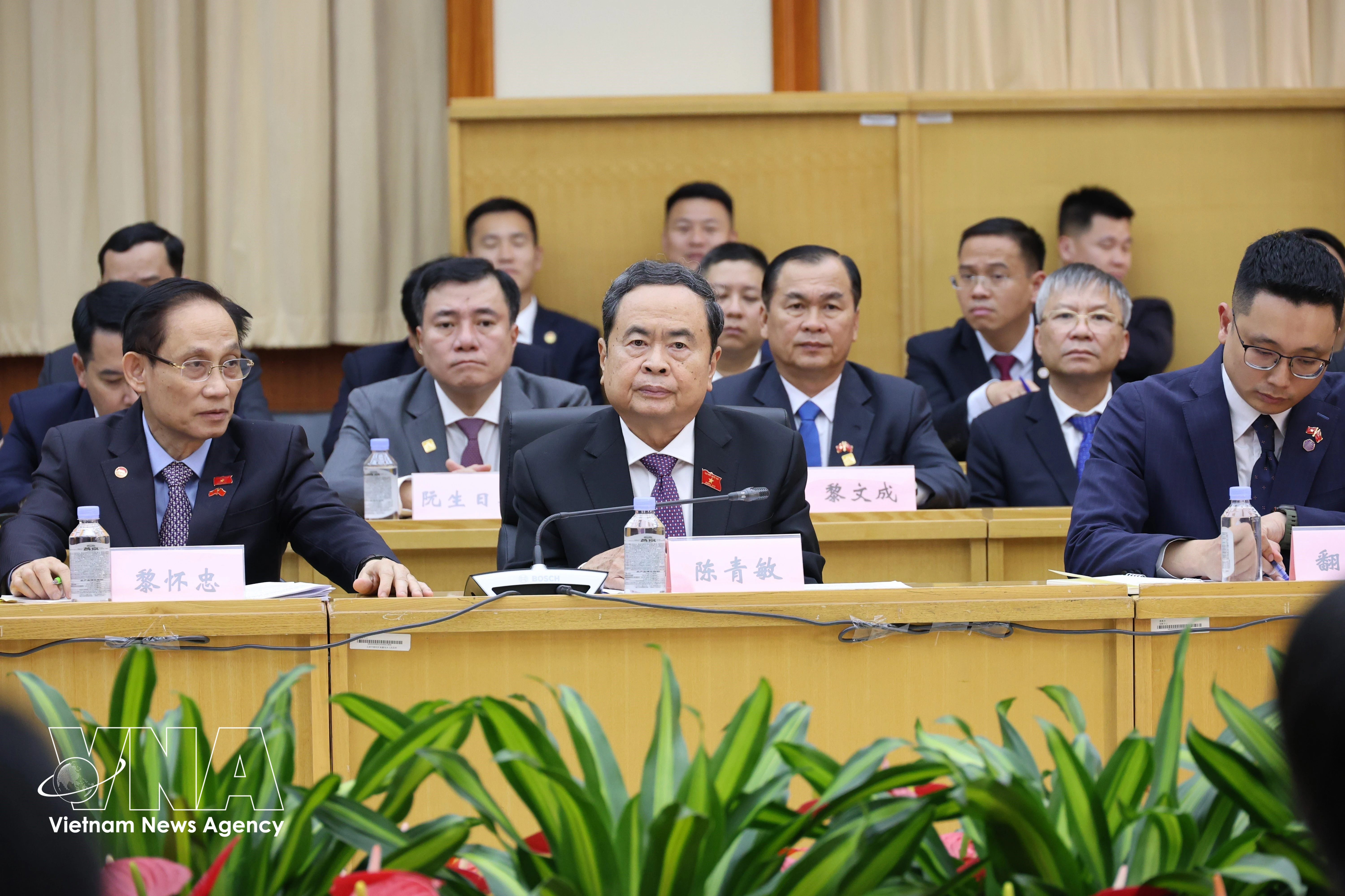 Le président de l’Assemblée nationale du Vietnam, Tran Thanh Man, et la délégation vietnamienne participent à un échange de vue avec les assemblées populaires aux trois échelons de Pékin. Photo : VNA
