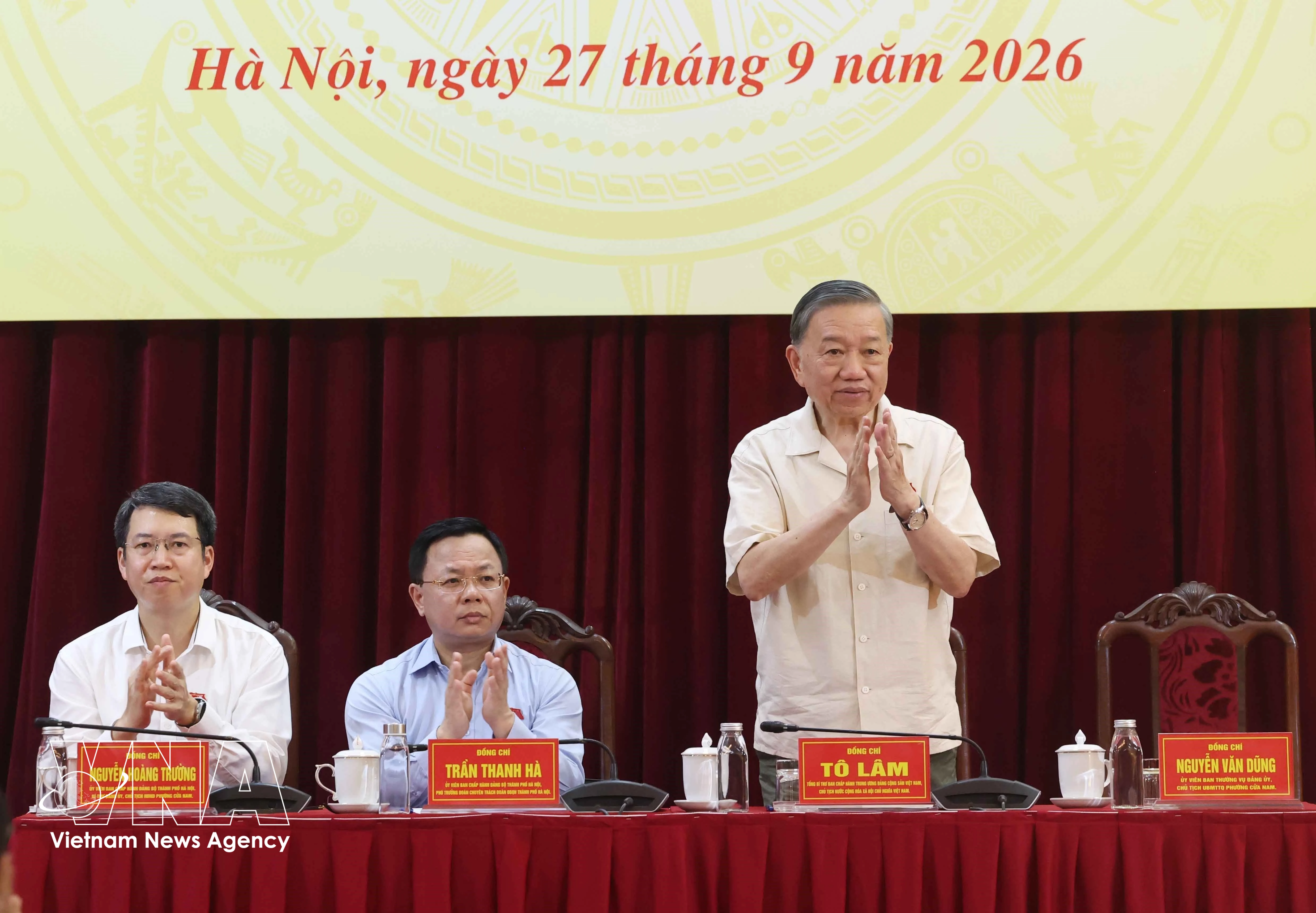 Le secrétaire général du Parti communiste du Vietnam (PCV) et président vietnamien, To Lam, rencontre des électeurs de Hanoï. Photo: VNA