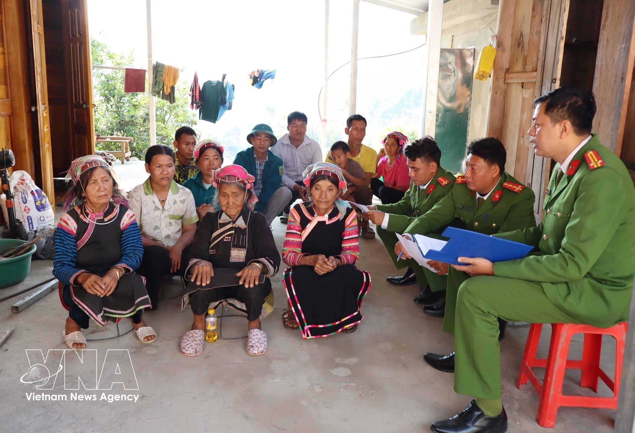 Dans la commune de Hua Bum, des policiers sensibilisent les habitants à l'importance du jour des élections, ainsi qu'à leurs droits et devoirs civiques. Photo : VNA