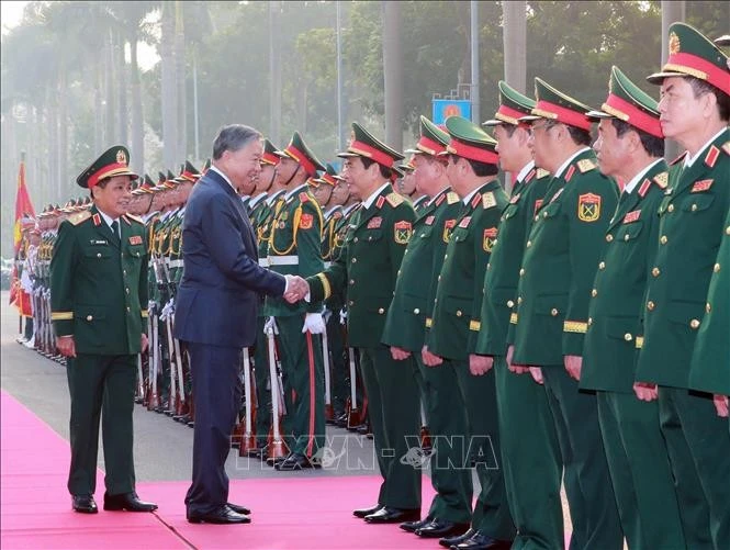 Le secrétaire général du Parti, To Lam, et des délégués. Photo: VNA