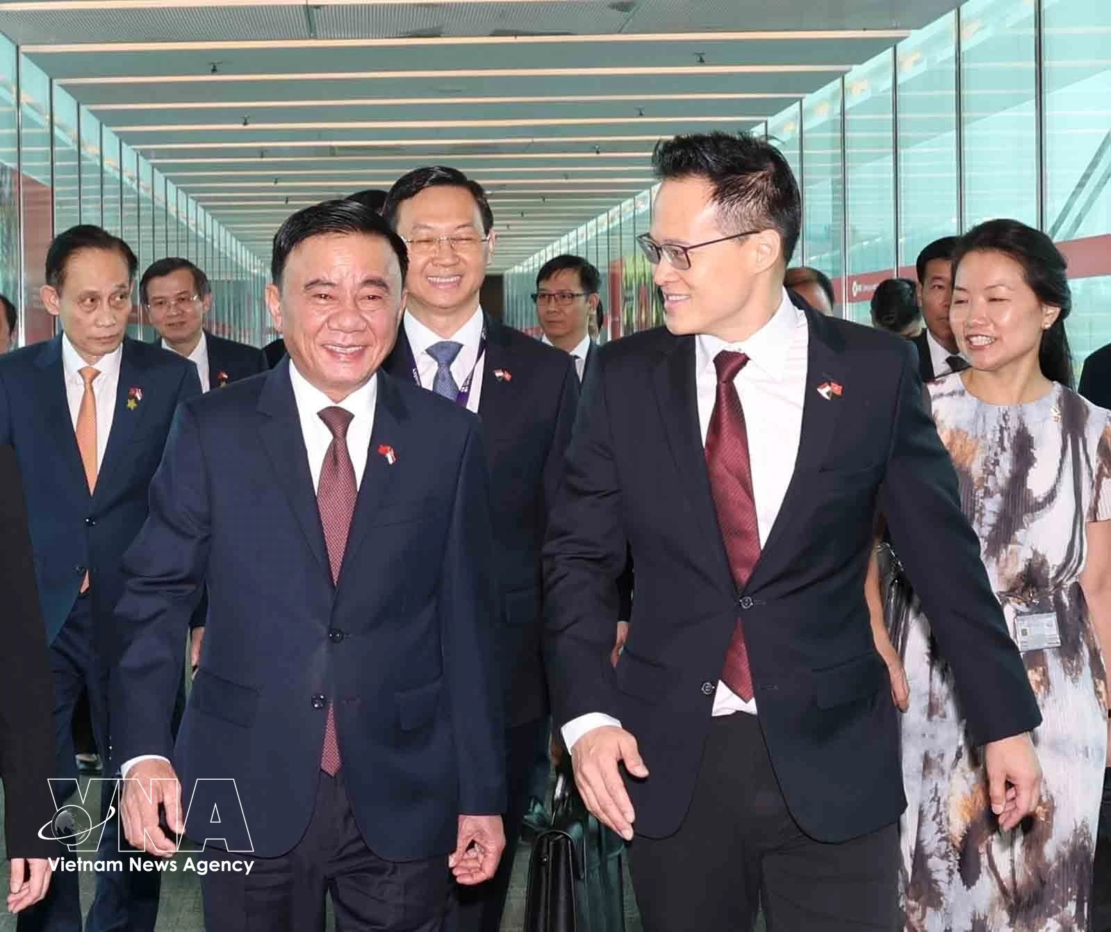 Le ministre d’État singapourien à la Défense, Desmond Choo, accueille Tran Cam Tu, membre du Bureau politique et permanent du Secrétariat du Comité central du PCV, à l’aéroport international Changi. Photo : VNA