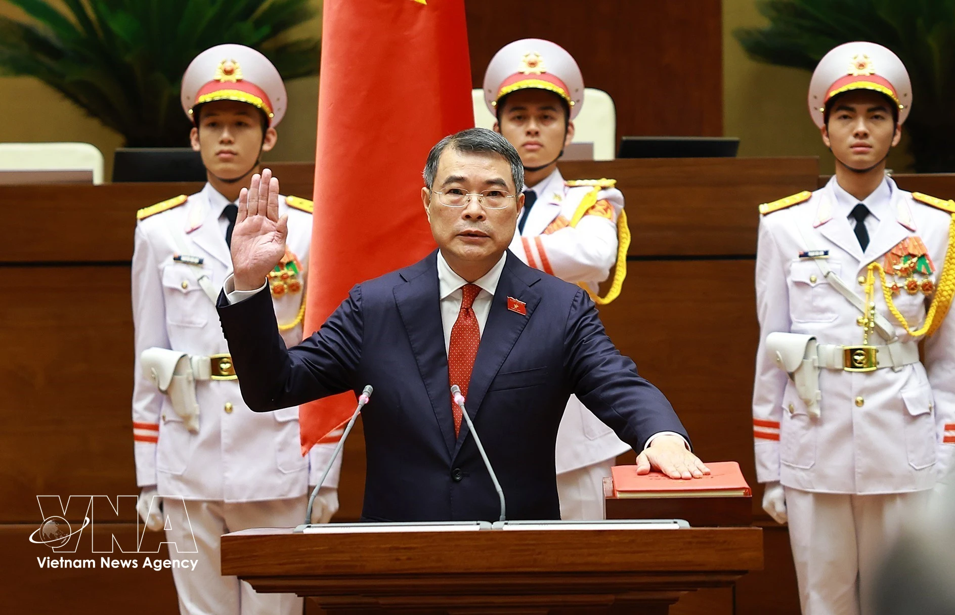 Le Premier ministre Le Minh Hung prête serment. Photo: VNA