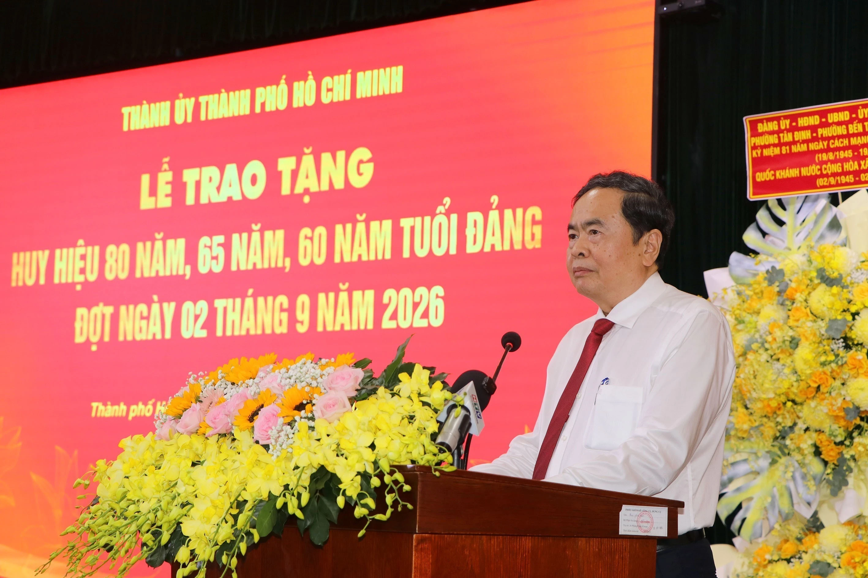 Le président de l’Assemblée nationale du Vietnam Tran Thanh Man à une cérémonie de décerner les Insignes commémoratifs pour 80, 65 et 60 ans d’appartenance au Parti en faveur des vétérans révolutionnaires des quartiers de Tan Dinh, Ben Thanh, Xuan Hoa et Sai Gon. Photo: VNA