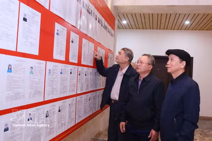 Des électeurs consultent la liste des candidats dans la circonscription n° 13. Photo : VNA
