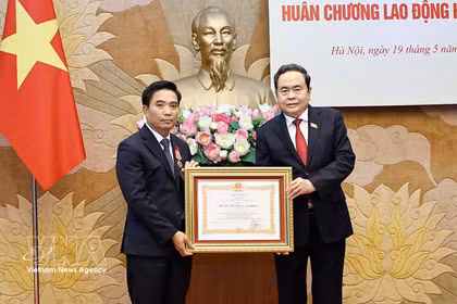 Le président de l'Assemblée nationale, Tran Thanh Man (droite), remet l'Ordre du Travail de première classe au vice-président de l'Assemblée nationale, Nguyen Doan Anh. Photo: VNA