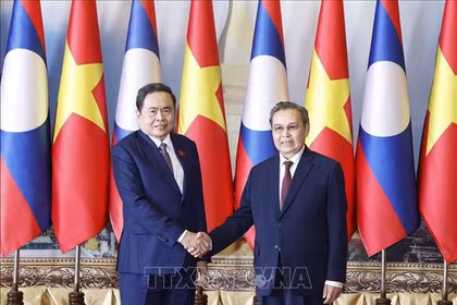 Le président de l’AN Tran Thanh Man (à gauche) et son homologue lao Saysomphone Phomvihane. Photo: VNA