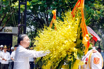 Le secrétaire général et président To Lam dépose des fleurs au cimetière national des martyrs de Truong Son. Photo : VNA