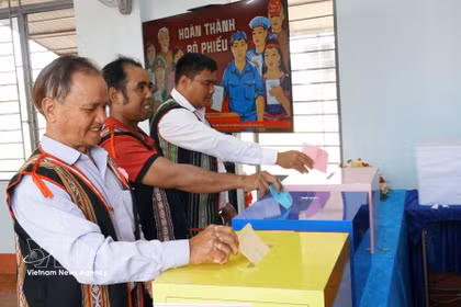 Des personnes issues des minorités ethniques dans la province de Gia Lai se sont rendues aux urnes le 15 mars. Photo : VNA