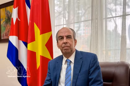 L'ambassadeur cubain Rogelio Polanco Fuentes répond à une interview de la VNA. Photo : VNA